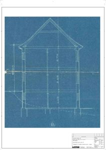 Snittegning av en bygning som viser takform, høyder og grunnkonstruksjon.