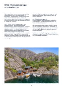 Fotografi av en hytte ved vannet med en brygge og båter.