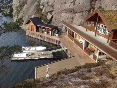 Fotografi av en eksisterende bygning ved vannet, sett fra en høyde.