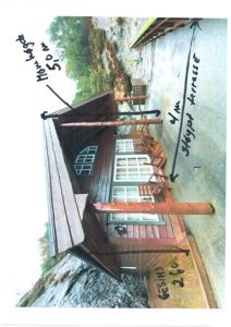 Fotografi av en liten hytte med håndskrevne notater om mål (f.eks. 'Høyde 5,0 m' og 'Skjult terrasse') og navn ('GESINS 260').