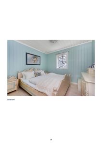 Fotografi av et innredet soverom med tekstbeskrivelsen 'Soverom 1' nederst.