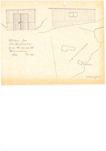 Situasjonsplan som viser to bygninger (både et tegnet og et skissert) på en tomt med terrenglinjer og retning for nord.