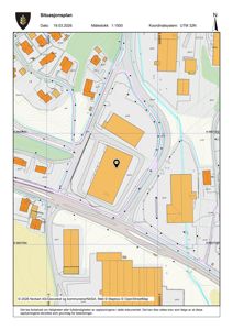 Situasjonsplan som viser bygningens plassering i forhold til nabolag, veier og topografi.