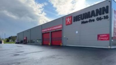 Fotografi av en eksisterende industribygning (Neumann) sett fra utsiden.