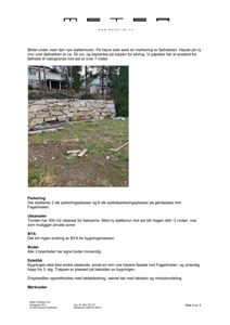 Fotografi av en steinmur (støttemur) og et grusområde med tilhørende tekstbeskrivelse om høyde, sikring og nabogrense.
