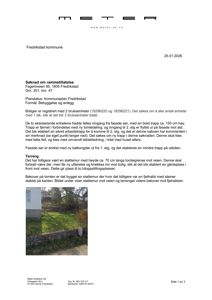 Fotografi av en steinlagt støttemur langs en vei, med en grønn skråning bak og en del av et hus til venstre.