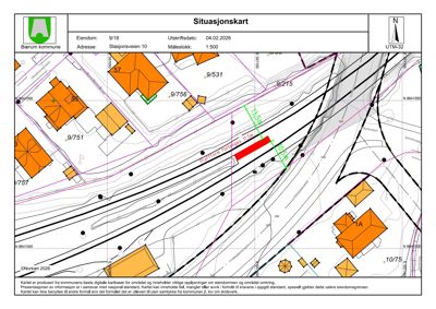 Situasjonskart som viser eiendomsgranser, naboeiendommer, infrastruktur (jernbane) og tomtens plassering i forhold til omgivelsene.