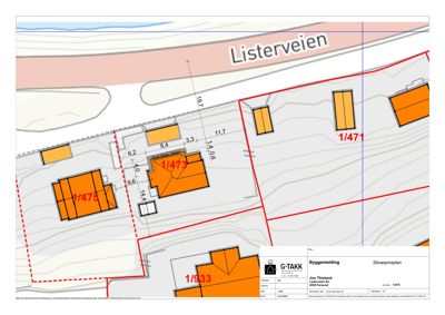 Situasjonsplan som viser tomtens grenser, naboeiendommer, veier og bygningers plassering med tilhørende mål.