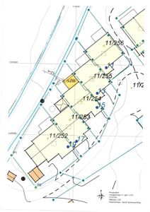 Situasjonsplan som viser tomtens beliggenhet, naboeiendommer (11/252-11/256), veier og parkeringsplasser.