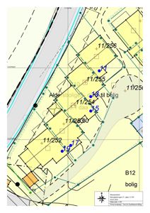 Situasjonsplan som viser tomtedeling, eiendomsnummer (f.eks. 11/254), bygningers plassering og arealbruk.