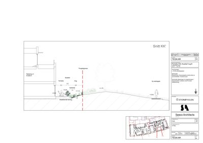 Snittegning (Snitt KK') som viser tverrsnitt gjennom bygningens fundament, terreng og fasadeoppbygging.