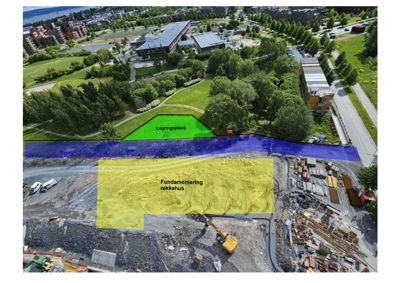 Fotografi av et byggefelt med overlagte farger som viser planlagte områder for lagringsplass (grønt) og fundamentering (gult).