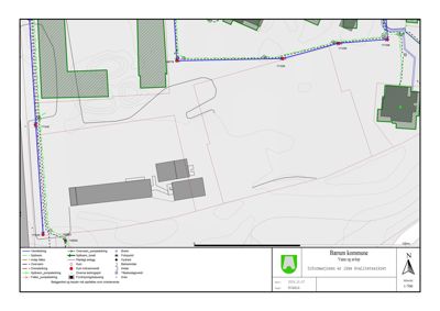 Situasjonsplan som viser tomtens grenser, eksisterende og planlagt infrastruktur (vann, avløp, strøm), samt bygningsplasseringer og terrengforhold.