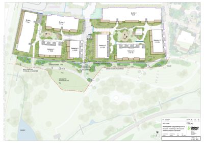 Situasjonsplan som viser plassering av flere blokkbygninger (A-H) og rekkehus (E-H) på et tomt, med angitte høyder, veggrenser, dammen og beplantning.