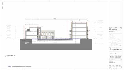 Lengdesnitt (CC) av en bygning som viser etasjer, høyder, grunnkonstruksjon og grunnvannsnivå.