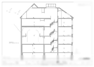 Snittegning (Snitt A-A) som viser bygningens tverrsnitt, etasjer, trapp og høyder.
