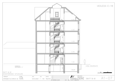 Snittegning (Snitt B-B) som viser bygningens tverrsnitt, etasjer, trapper og høyder.