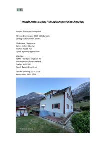 Fotografi av et toetasjes hus med hvit fasade og røde vindusrammer, sett fra siden. Bakgrunnen består av fjell og grønt terreng.