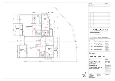 Etasjeplan for et hus med to etasjer, viser romfordeling, mål og terrasser.