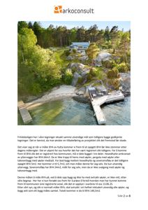 Fotografi av en fritidsbolig på en klipperik kyststrøk, sett fra lufta.