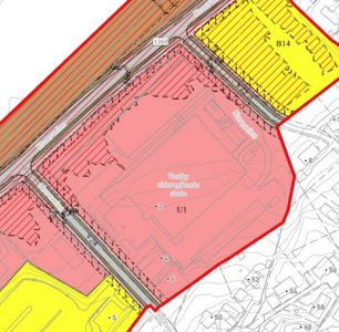 Situasjonsplan som viser tomtens grenser (rød linje), nabotomter (gult og rødt), veier (Kroevågen, Noreveien) og eksisterende bygninger (Vestby videregående skole).