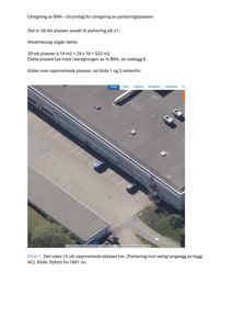 Flyfoto av en bygning med parkeringsplasser langs en langvegg.