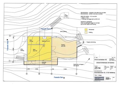 Situasjonsplan som viser bygningens plassering på tomt, med angitte fasader, bruksarealer og terrengforhold.