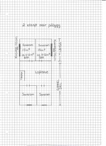 Håndskrevet etasjeplan (2. etasje etter påbygg) som viser romfordeling med soverom, loftstue og trapp, samt dimensjoner og knivegg.