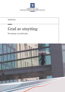 Fotografi av en moderne bygning med glassfasade og en person som går på en gangbro.