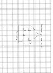 Håndtegnet fasadeopprikk av et hus på millimeterpapir med mål og tekst 'Gammel fasade av hus'.