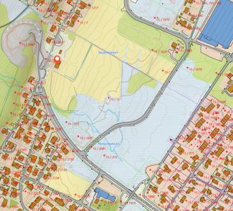 Kart over et område med bygninger, veier (f.eks. Espelundveien), bekker (Skjellbekken, Mortenbekken) og høydemålinger.