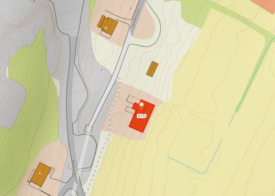 Situasjonsplan som viser tomtens beliggenhet i forhold til nabolag, veier (Brykkjumsveien, Lønsveien) og terrengforhold (konturlinjer).