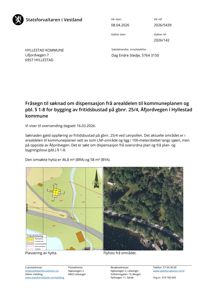 Dokumentet inneholder en situasjonsplan (tomtekart) som viser bygningens plassering i forhold til veier og sjø, samt et flyfoto av området.