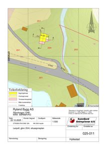 Situasjonsplan som viser tomtens beliggenhet, nabotomter, veier, høydeforhold og planlagt bygning.