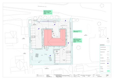 Situasjonsplan som viser tomtens grenser, nabobebyggelse, planlagt bygning, parkeringsplasser og tilkomstveier.