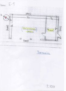 Håndtegnet etasjeplan (plantegning) som viser romfordeling, mål og orientering for en bygning.