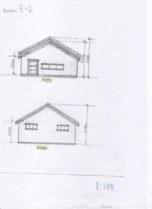 Håndtegnet fasadegreie (opprikk) av en bygning med mål og retninger (SØD, NOED).