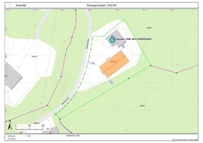 Situasjonsplan som viser tomtens beliggenhet, grenser (grønn linje), nabotomter, høydeforhold og infrastruktur.