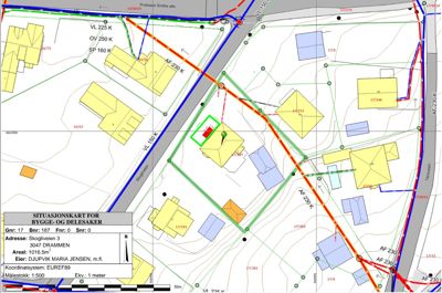 Situasjonskart som viser tomtens plassering i forhold til nabolag, vegnett og infrastruktur.