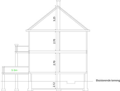 Snittegning som viser bygningens høyde, etasjer og forhold til terreng.