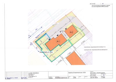 Etasjeplan (tomhusplan) som viser romfordeling og mål for to boliger (A1 og A2) på et tomt.