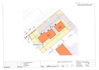 Situasjonsplan som viser tomtens (Parsell 44) grenser, bygningenes plassering (A1, A2) og tilstøtende veier.