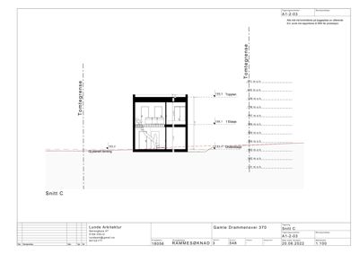 Snittegning (Snitt C) som viser bygningens tverrsnitt, høydemål og etasjer.