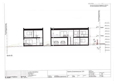 Snittegning (Snitt B) som viser tverrsnittet av bygningen, inkludert romfordeling, høydemål og grunnplan.