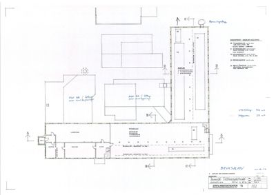 Etasjeplan (BAUKSPLAN) som viser romfordeling, vegger og utstyr for en bygning.
