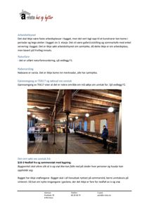 Fotografi av et stort, industrielt interiør med eksponerte trebjelker og murvegger.