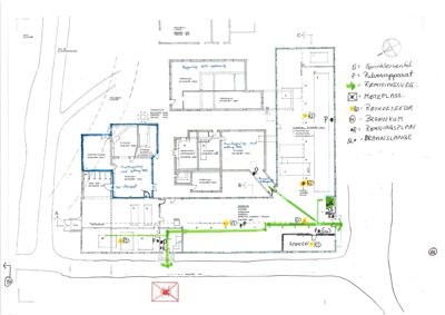 En tegning som viser romfordeling, vegger og utstyr (brannvern) for en etasje.