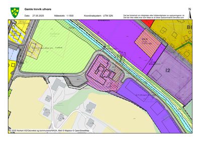 Situasjonsplan som viser tomtens beliggenhet i forhold til nabolag, veger, og arealbruksinndeling (fargekodet).