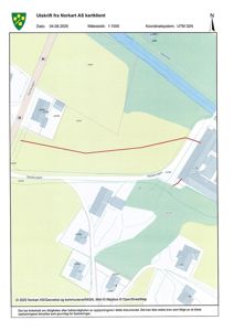 Situasjonsplan som viser tomtens beliggenhet i forhold til nabolag, veier (Skådvegen, Fjordvegen) og vann (Storvika).