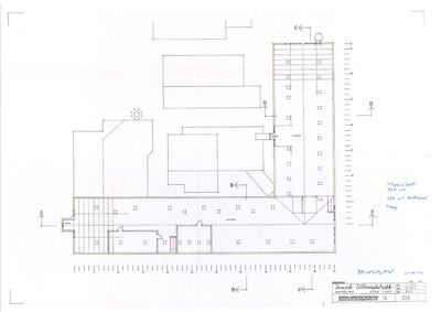 Bruksplan (etasjeplan) som viser romfordeling, vegger og trapp i en bygning.